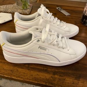 Women’s Puma tennis shoes